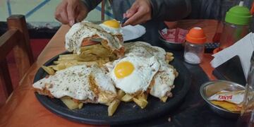 Comió 2 milanesas napolitas con fritas y pagó 1700 pesos