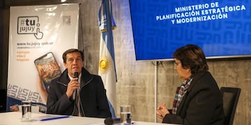 El gobernador Carlos Sadir y la ministra Isolda Calsina presentaron la aplicación móvil #tujujuy que permitirá a los ciudadanos interactuar con los servicios estatales.