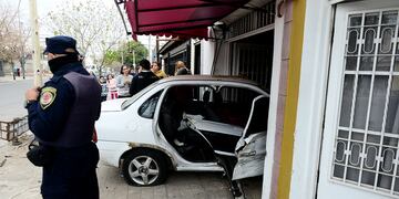 Accidente en calles Zárate y Granadero Díaz, en barrio Zumarán. Un auto se incrustó contra un negocio.