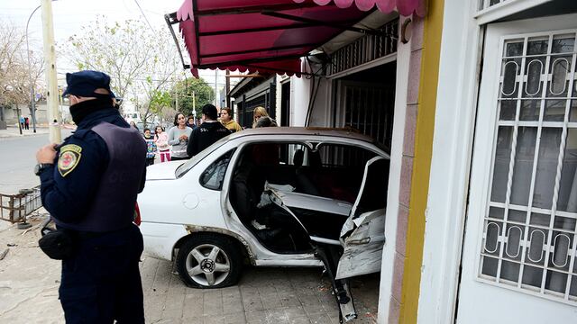 Accidente en calles Zárate y Granadero Díaz, en barrio Zumarán. Un auto se incrustó contra un negocio.