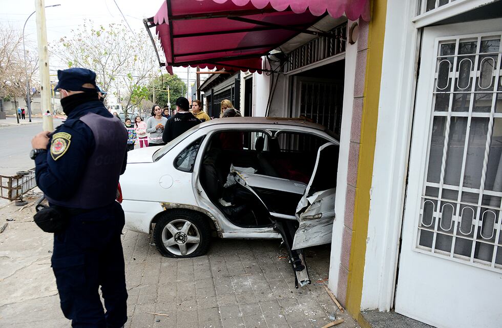Está grave el automovilista que se incrustó en un local comercial de Córdoba