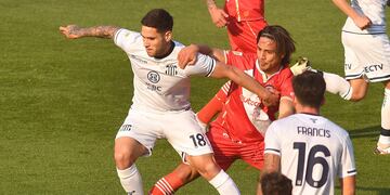 Rodrigo Villagra, volante de Talleres. Aquí en un partido ante Argentinos Juniors. (Federico López Claro/Archivo)