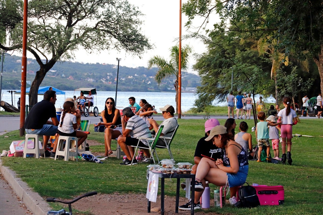 Turistas en la Costa del Lago de Villa Carlos Paz (La Voz)