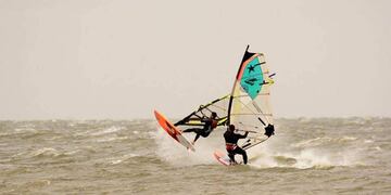 Windsurf deporte náutico practicado en Ansenuza, durante los meses de vientos.