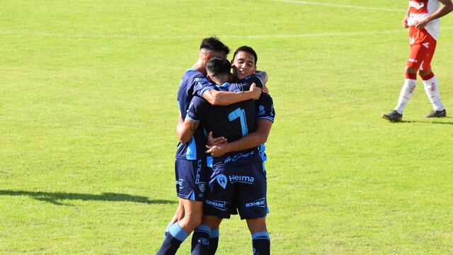 Todo abrazan al 7, Esquivel, autor del gol de Atlético de Rafaela ante Morón