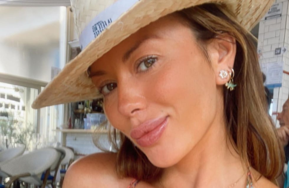 Karina Jelinek se mostró con un top dorado y les deseó a sus seguidores: “Buen día”