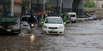 Alerta por la Tormenta de Santa Rosa: recomendaciones para manejar con fuertes lluvias. (AP Foto/Muhammad Sajjad)