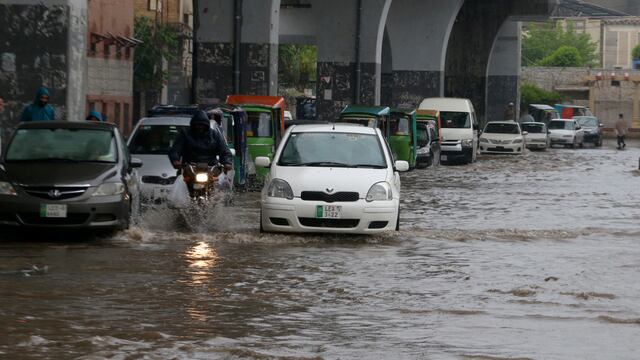 Alerta por la Tormenta de Santa Rosa: recomendaciones para manejar con fuertes lluvias. (AP Foto/Muhammad Sajjad)