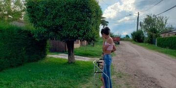 La mujer se emocionó al volver al lugar del accidente (Gentileza Néstor Ghino/ElDoce.tv).