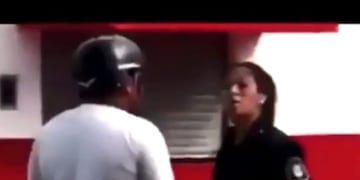 Quedó grabado en video el momento exacto en que un motociclista le pegó un cachetazo a una mujer policía\u002E (Captura de pantalla)