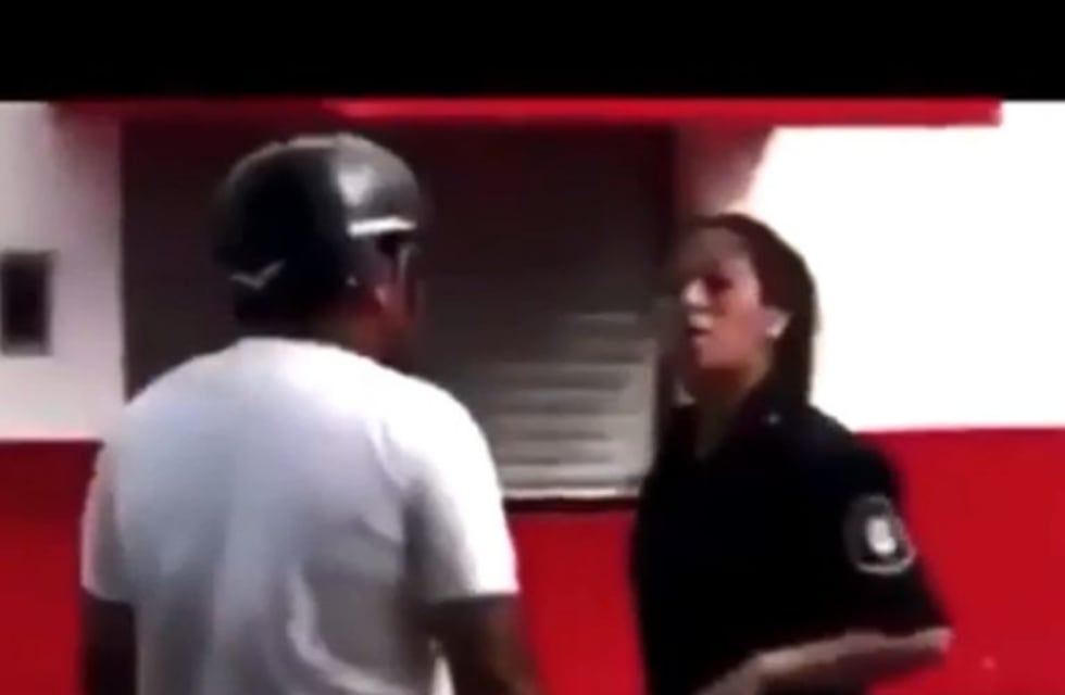Quedó registrado el momento en que un motociclista le pegó un cachetazo a una oficial de policía
