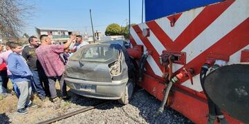 El Fiat Palio quedó enganchado en las vías y la formación lo arrastró por 100 metros\u002E
