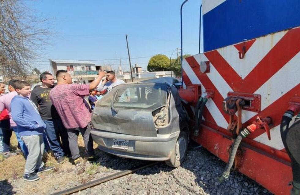 Un tren embistió a un auto en barrio José Ignacio Díaz