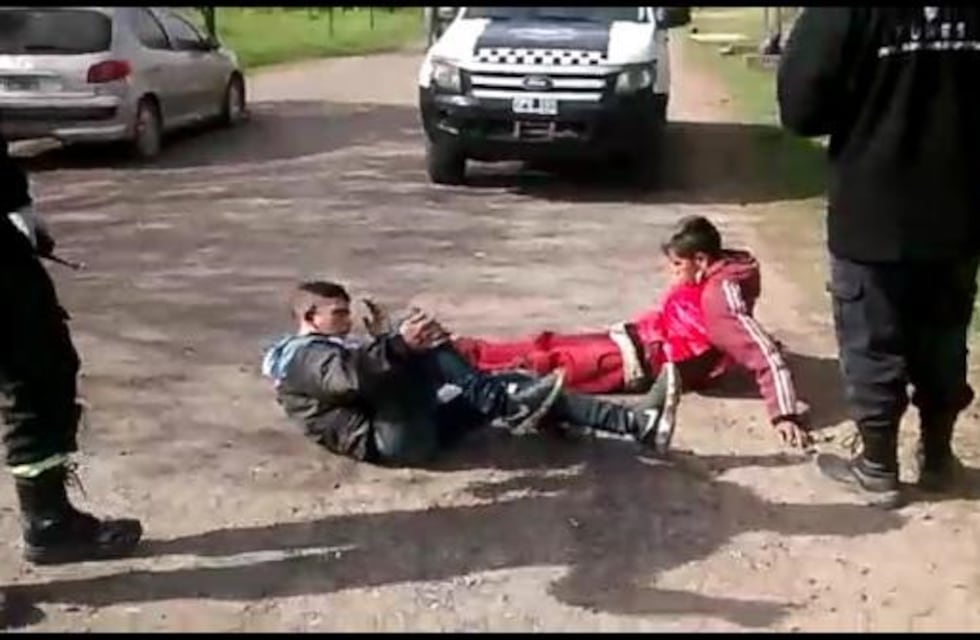 Loco de ira un hombre atropelló y golpeó a dos jóvenes que le habían robado la moto