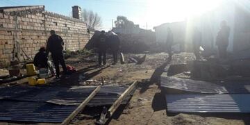 Pese a que derribaron el kiosco narco, ellos siguieron vendiendo droga en el baldío\u002E