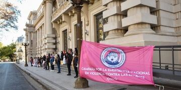 En julio se llevó a cabo un abrazo simbólico para reclamar justicia por los crímenes de mujeres, travestis y personas trans\u002E (Amsafe Rosario)
