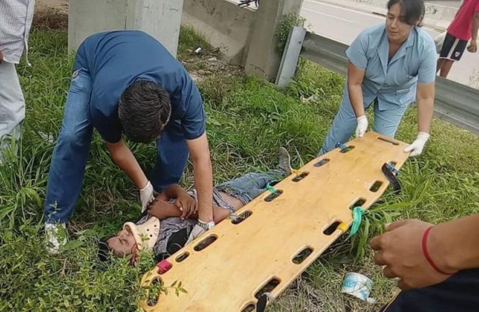 Un adolescente cayó de un puente peatonal en Hipólito Yrigoyen