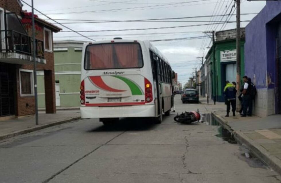 Colectivero frenó para bajar pasajeros, no vio que venía una moto y la embistió