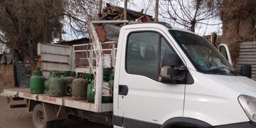 Policías recuperaron el camión con las garras que estaban en la parte posterior del vehículo\u002E