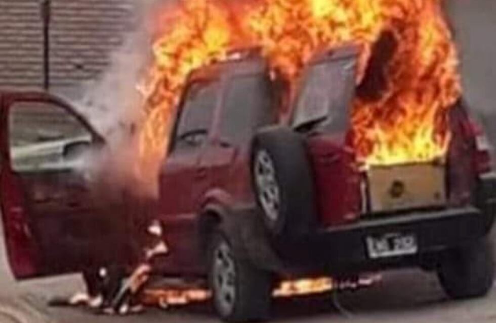 Se le prendió fuego la camioneta cuando iba manejando