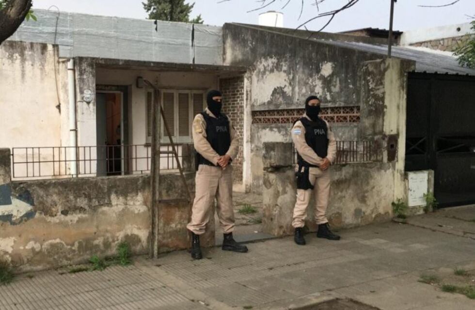 Prefectura allanó domicilios en Rosario y Pérez para desbaratar una banda que hacía delivery de droga