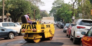Realizan trabajos de bacheo en las calles céntricas de Oberá