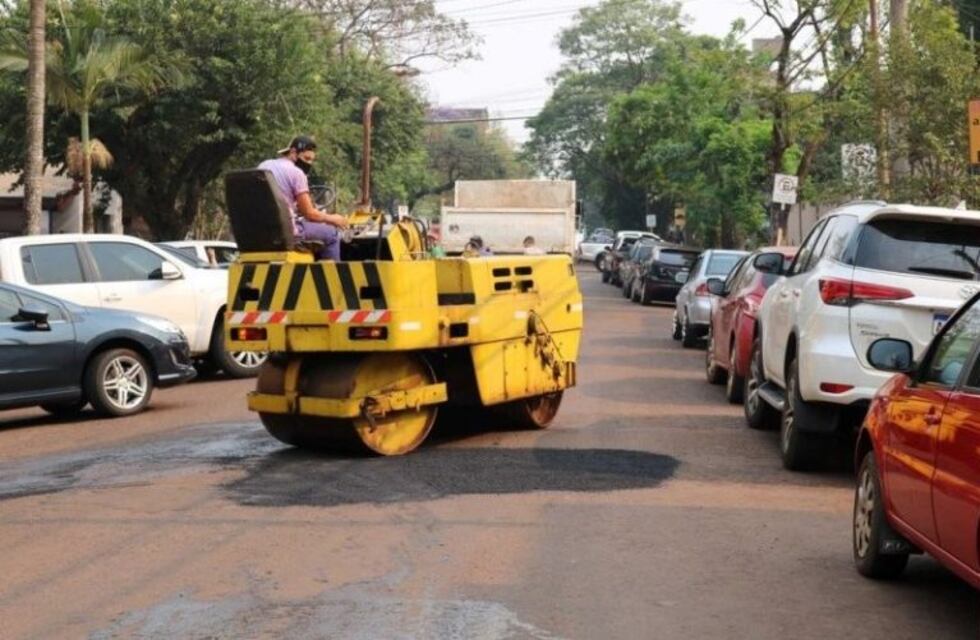 Realizan trabajos de bacheo en las calles céntricas de Oberá