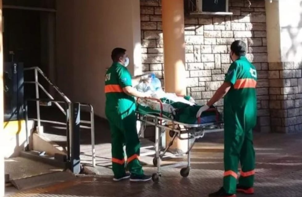 Tenía 86 años y murió en la vereda mientras esperaba ser atendida en una clínica