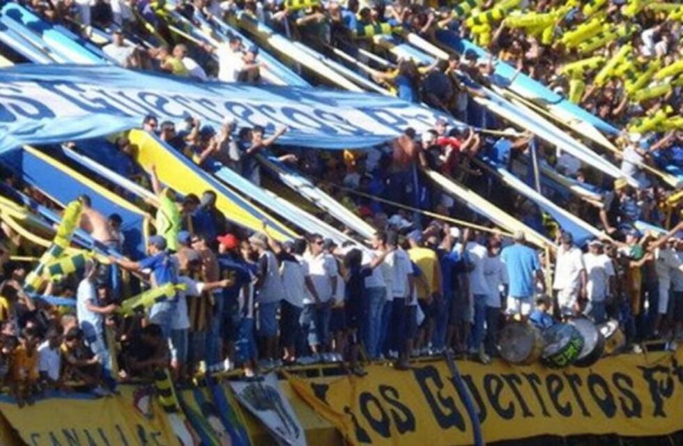 La barrabrava canalla interrumpió la práctica para apretar al plantel