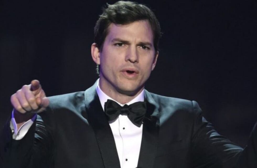 Ashton Kutcher publicó su número de celular para estar más cerca de sus fans