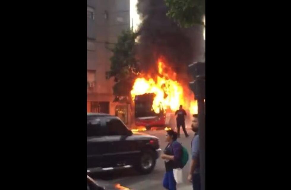 Se incendió un colectivo en Caballito: un herido en terapia intensiva