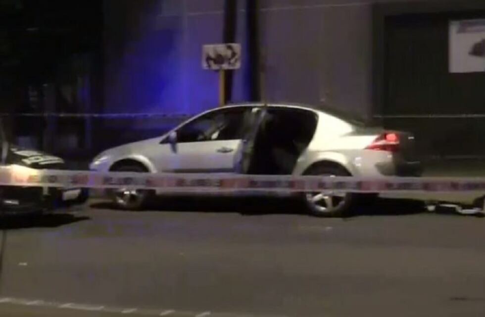 Ejecutaron a un joven en su auto con 16 balazos
