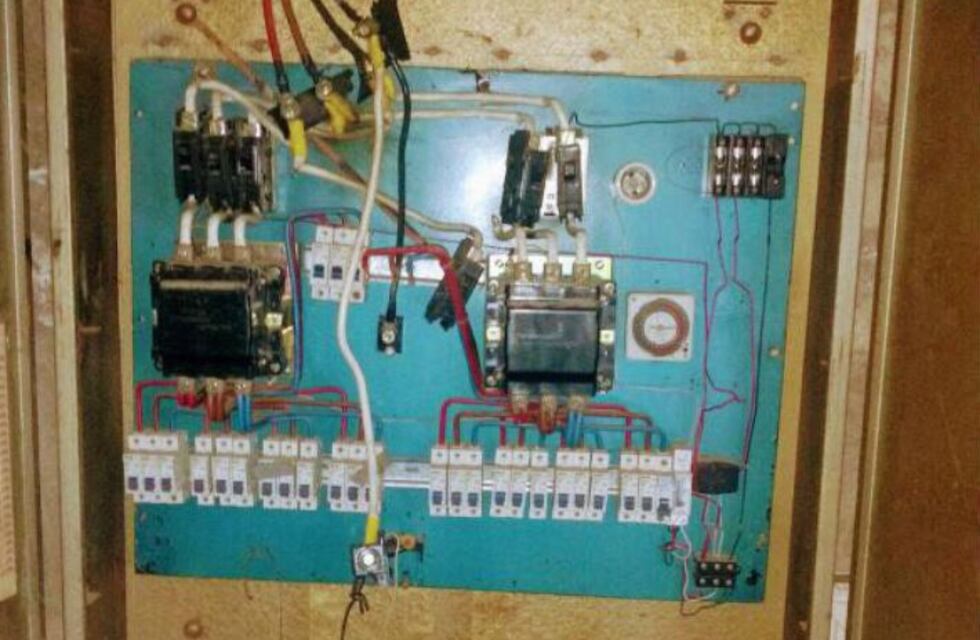 Sustrajeron los tableros de alumbrado público y la Plaza España quedó a oscuras