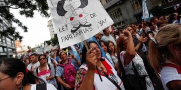 BAS013. BUENOS AIRES (ARGENTINA) 22/03/2017.- Manifestantes sostienen carteles durante una protesta denominada Marcha Federal Educativa hoy, miu00e9rcoles 22 de marzo de 2017, en la Plaza de Mayo de Buenos Aires (Argentina). Miles de docentes llegados de dive