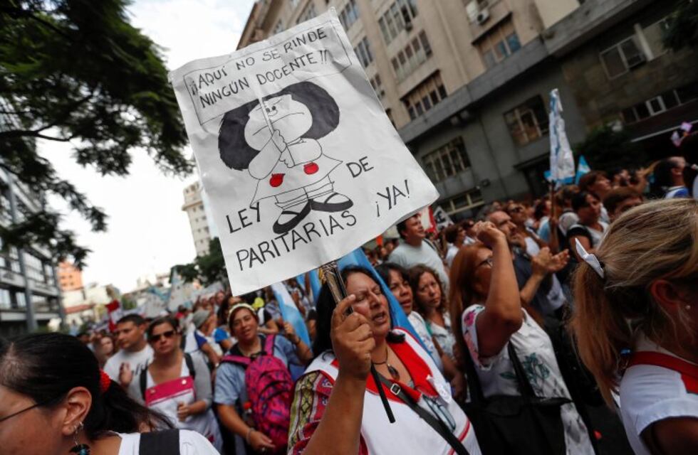 El gobierno bonaerense convocó para el martes a los gremios docentes para discutir salarios