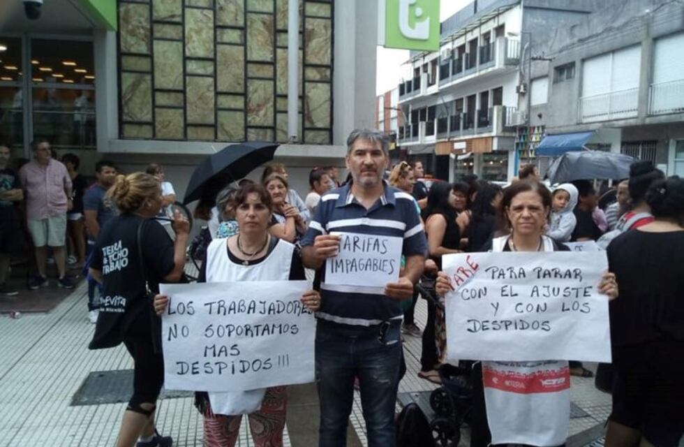 Multitudinaria convocatoria en el microcentro en repudio de los tarifazos