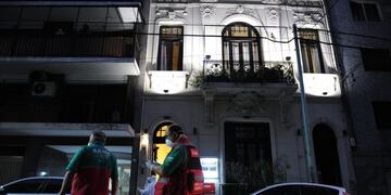 Trasladan a pacientes infectados un geriátrico del barrio de la Recoleta\u002E (Foto: Clarín)