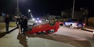 El auto volcó en calle Isabel La Católica, en Río Cuarto\u002E