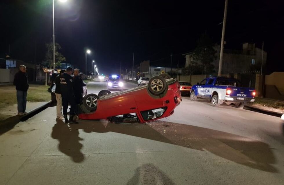 Perdió el control de su auto, chocó a otro y volcó
