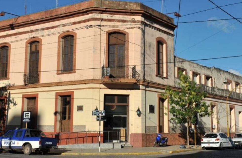 Un joven rompió el vidrio de un auto para robar un matafuego