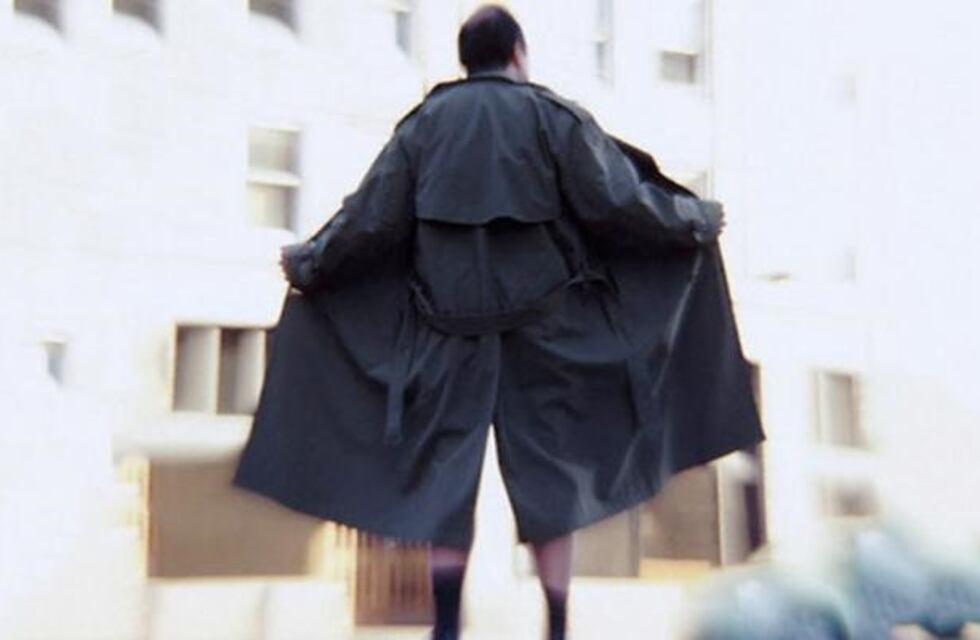 Detuvieron a un hombre por exhibirse desnudo frente a dos niñas