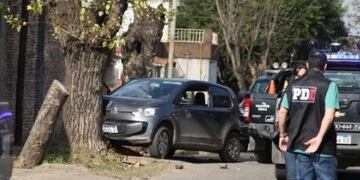 El Volkswagen Up en el que se trasladaban los presuntos asaltantes terminó contra un árbol\u002E