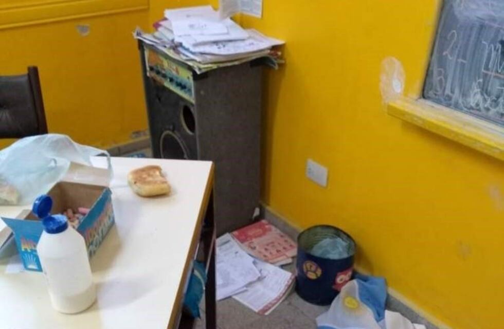 De no creer: robaron en una escuela y eyacularon en la Bandera Argentina