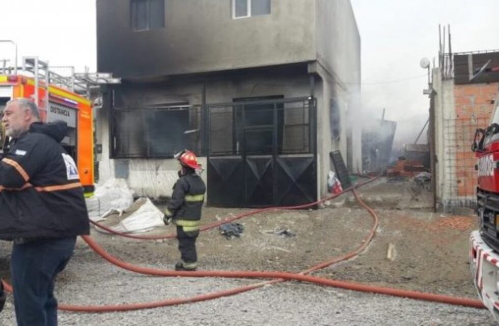 Incendio de vivienda dejó con lo puesto a un matrimonio y sus 3 hijos