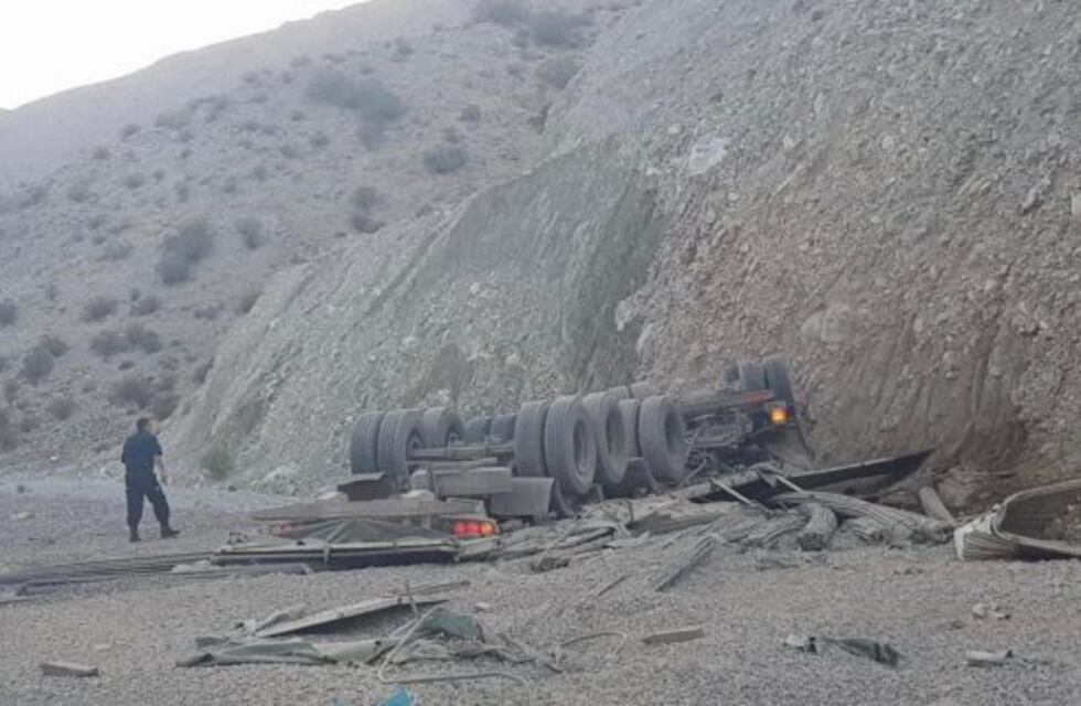 Volcó un camión en la montaña: el chofer quedó atrapado