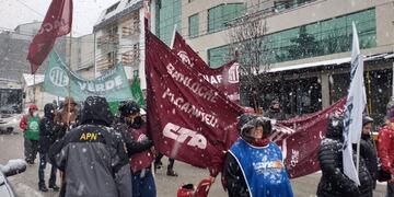 ATE marchó por las calles de Bariloche en reclamo de aumentos salariales\u002E