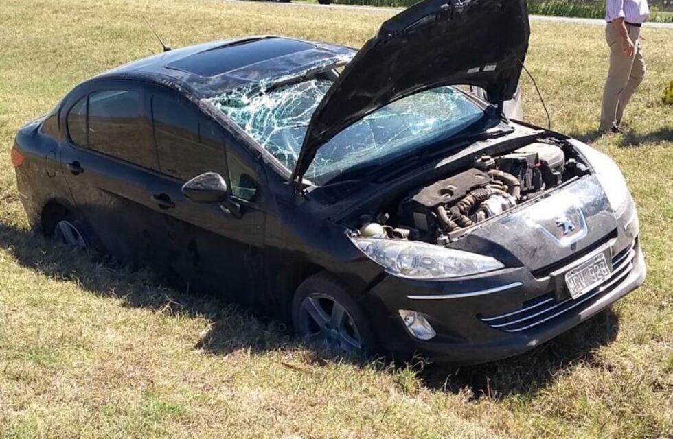 Se quedó sin un neumático y terminó a la vera de la autopista a Córdoba