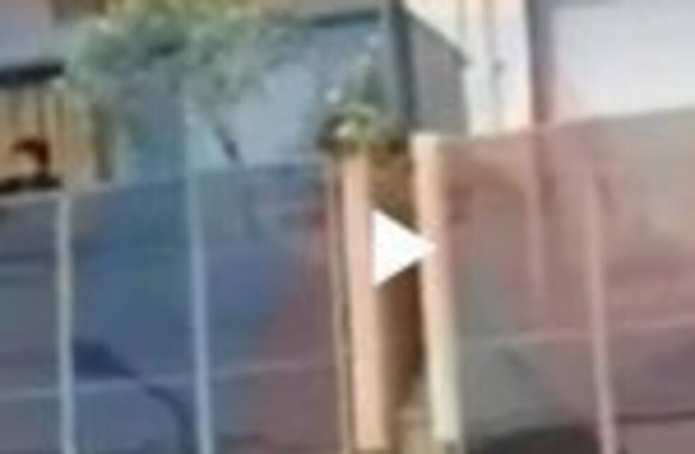 Les tiraron un televisor LED desde un balcón por festejar el fin de las clases