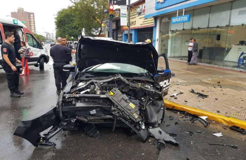 Cinco personas heridas tras chocar un móvil policial con un utilitario en Arroyito