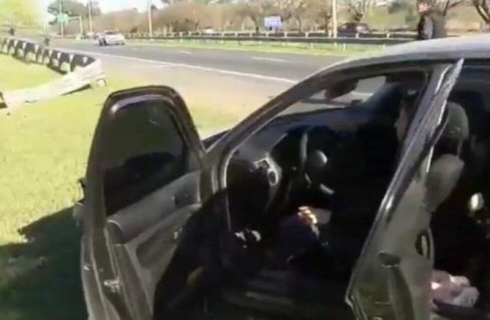 Quiso esquivar un cartel y terminó volcando en Circunvalación